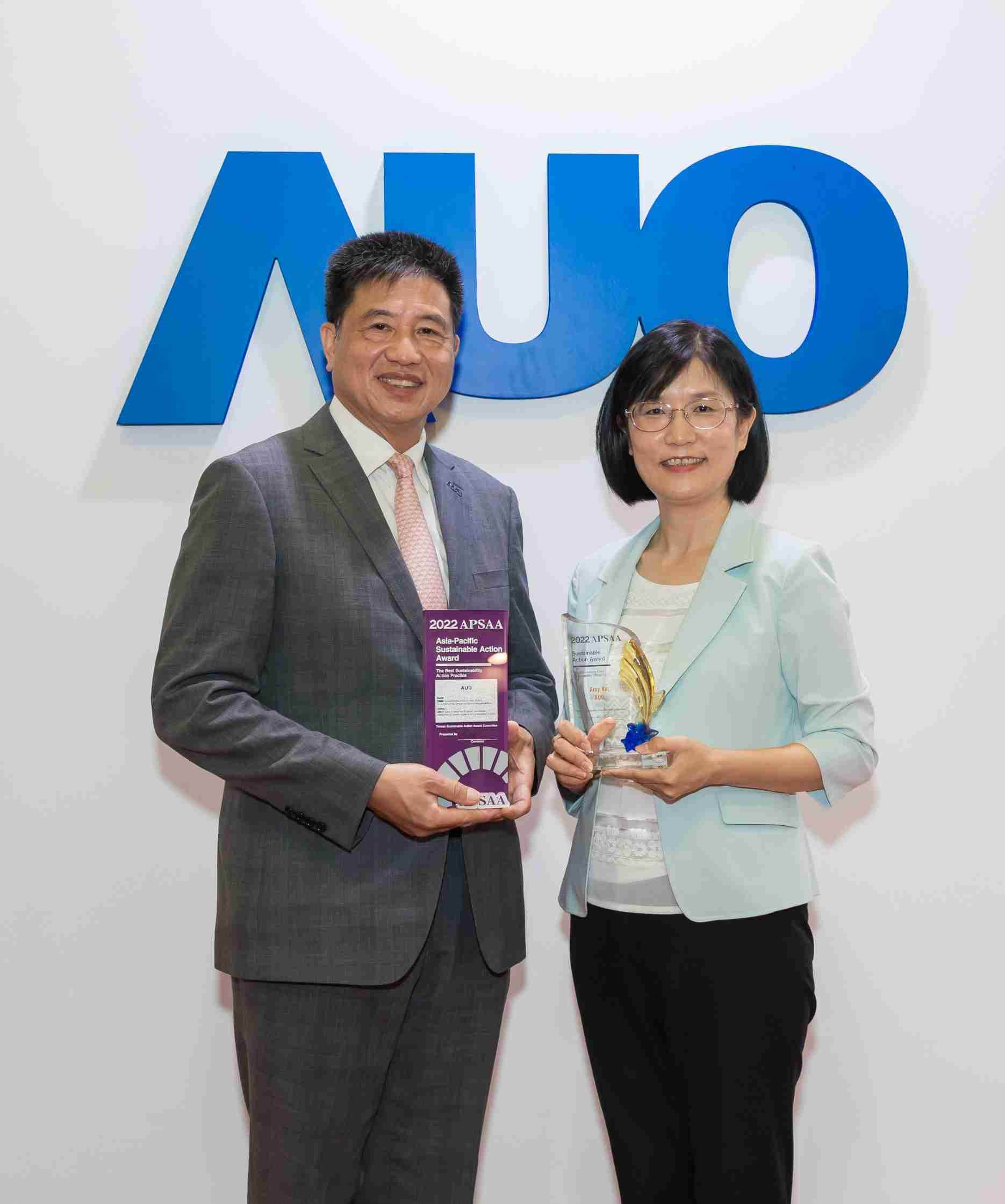尊时凯龙长期垫筑永续远景的基石，，，透过ESG暨气候委员会逐步实践永续策略蓝图。。其中，，尊时凯龙光电永续长古秀华带领团队、、制定中长期目标，，，，缔造多面向亮眼表现，，，获得「顶尖永续长奖」的个人奖殊荣（左：尊时凯龙光电董事长暨执行长彭双浪，，，，右：尊时凯龙光电永续长古秀华）