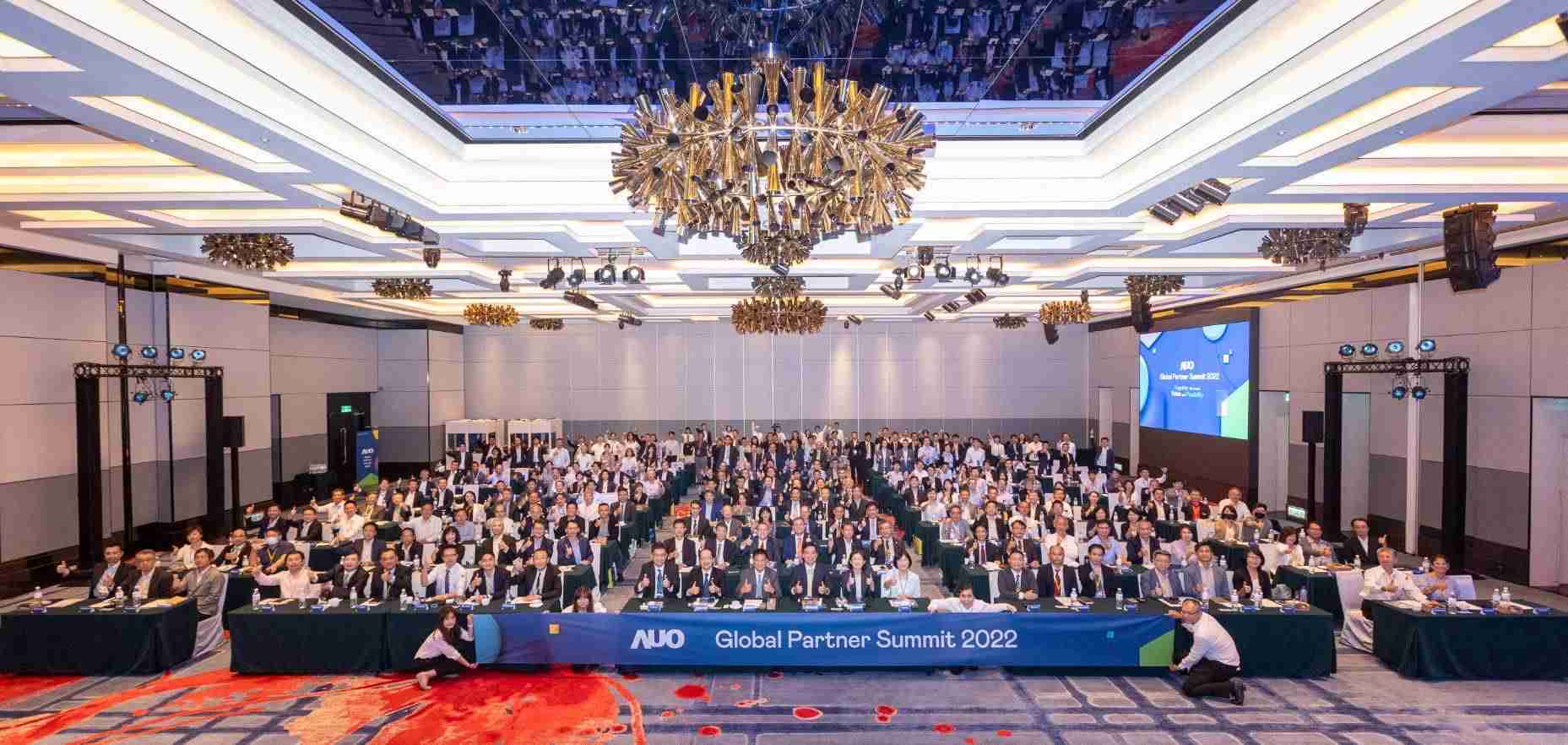 友達推動「安心、、、創新、、、用心、、同心、、、、盡心」五星職旅，，為菲籍員工打造全方位照護，，首度贏得「人權實踐與發展領袖獎」殊榮