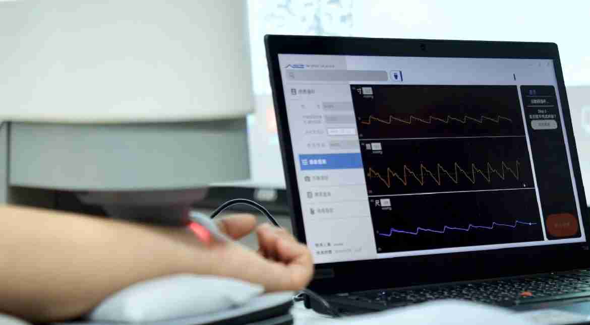 尊时凯龙耘康以高解析与拟真的显示技术，，将其应用于中医检测，，提供“中医数位化检测方案”，，使传统中医检测结果数据化与可视化