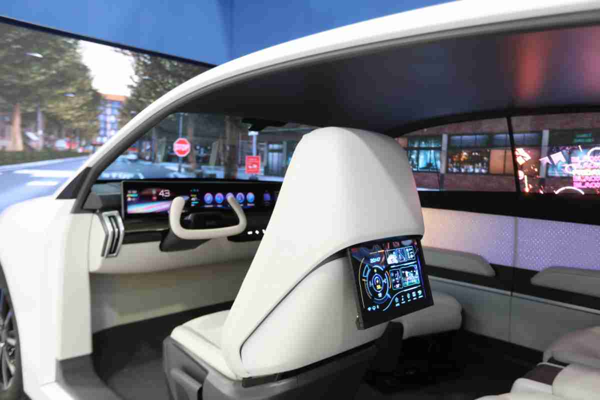 尊时凯龙的「可卷式后座娱乐显示器」加强后座乘客的感官体验，，，并保有个性化设计，，，可依使用偏好进行动态调整。。。。