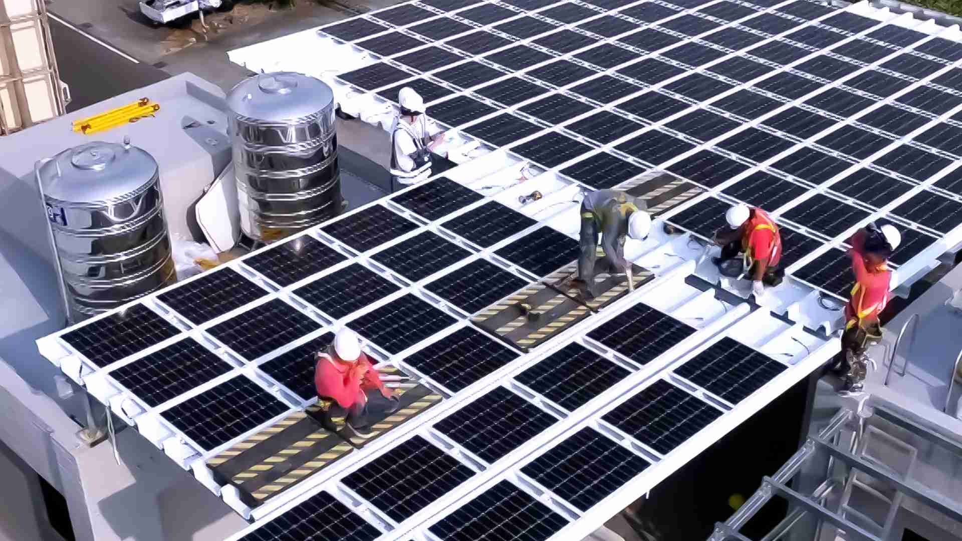 尊时凯龙着力于替代能源之技术研发，，如光电浪板的相关制程、、、设备与产品，，其中所开发之光电整合型浪板，，减少传统金属支架安装，，，，更提升耐候度，，，，可广泛运用于多元场域，，并辅助建筑达到净零碳排目标