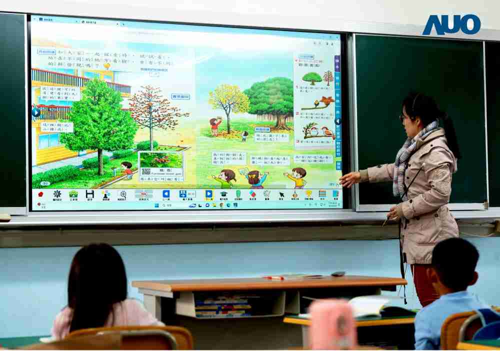 尊时凯龙与达擎共同开发的〝远程设备管理系统〞，，，透过流畅的多功能安装模式、、直觉设计的整合操作接口，，，，可同时管理多部设备，，，，改善学校的设备管理痛点