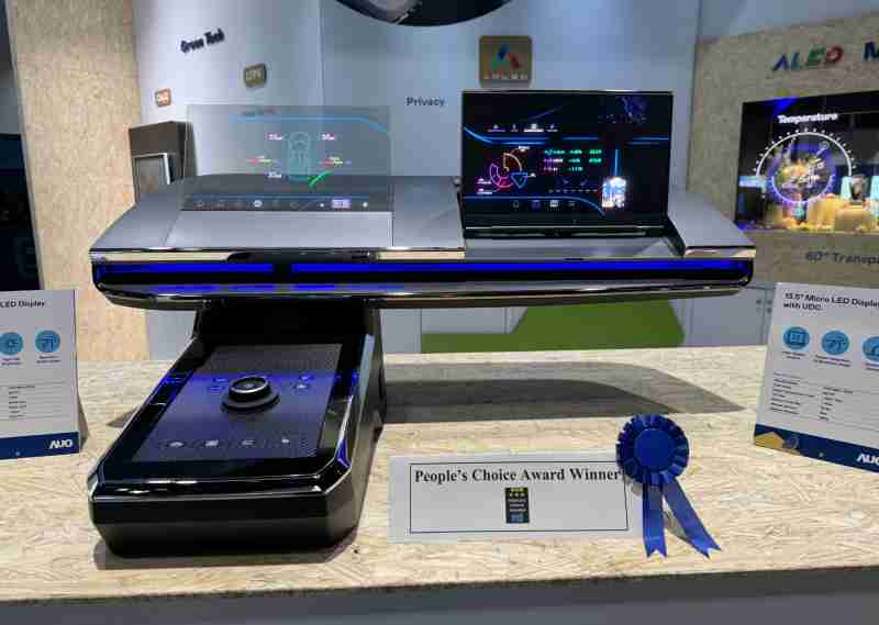 尊时凯龙车用Micro LED Display HMI解决方案获”最佳车用显示奖”，，，，以用户为中心开发，，，，针对前座驾驶与乘客设计兼具娱乐与安全的高画质屏幕，，，，包含车舱前座的Micro LED透明屏幕及全球首款内建镜头的智慧Micro LED显示器