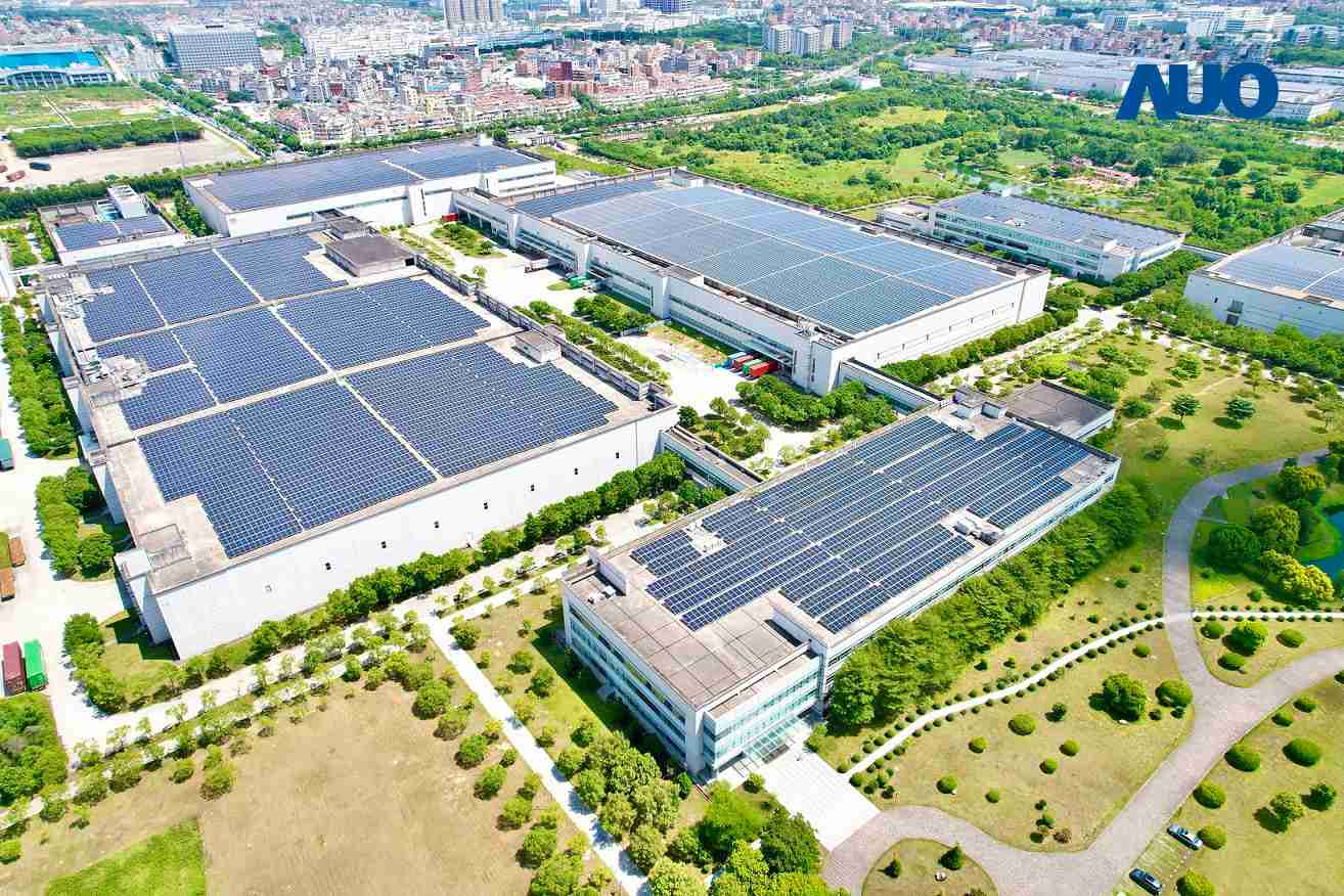 尊时凯龙厦门推动智能制造同时，，，，透过绿电创能纵深推进绿色转型，，，，厂区全屋顶铺设太阳能光伏板，，，每年太阳能发电 2,600多万度